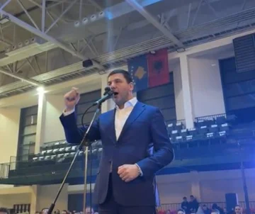 Memli Krasniqi praznuje v Mitrovici: Celoten kosovski trg, ki ga najbolje poznate