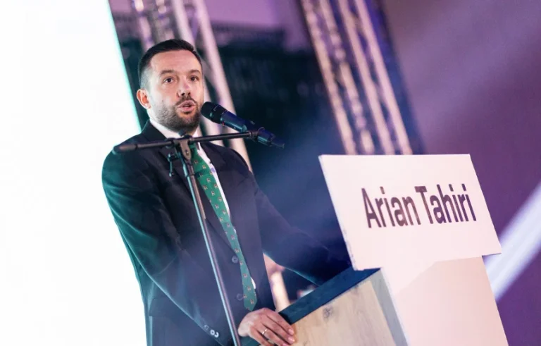 Arrian Tahiri Mitrovica'da zafer ilan ediyor