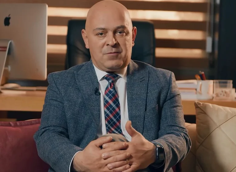 A Fejedelem döntött, és tisztelnünk kell őt.