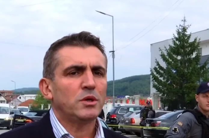 Komoran davasında üç haftalık bir anlaşmazlıkla bağlantılı bir silah kovuldum, bu yüzden tutuklanmışlardı.