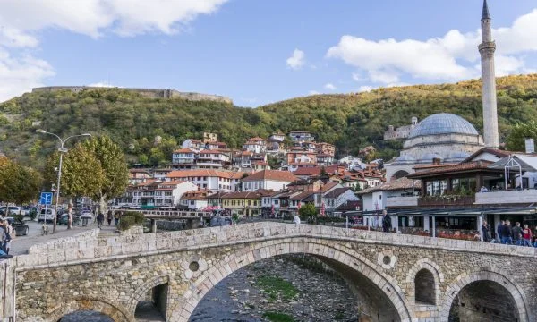 Përleshje mes dy grupesh në Prizren, lëndohet një person