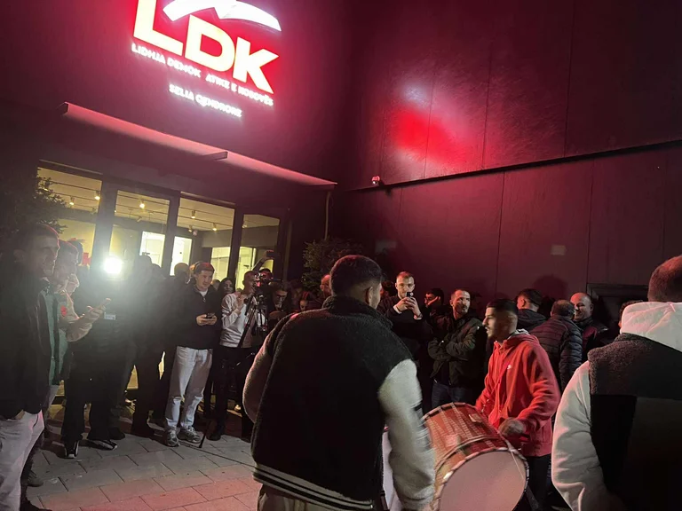 Med surle tupana börjar semester på LDK huvudkontor i Pristina