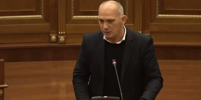 Humolli kritikon Qeverinë Kurti: Ushtari sot e ka ushqimin më të dobët se në familje