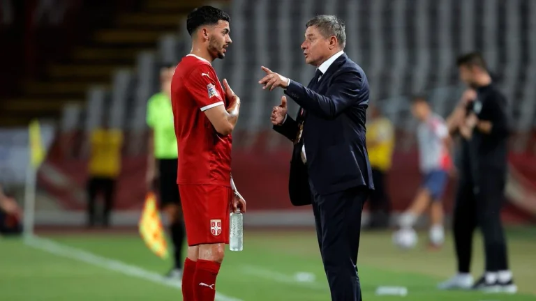 Arnavutluk, bir dövüşe Sırplar getiriyor, futbol oyuncusu antrenöre patladı: Sen bir hainsin.