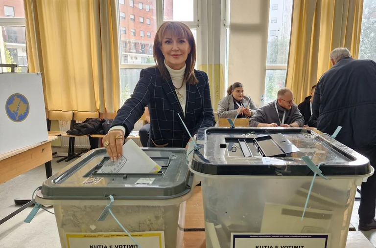 Eski Başkan Atifete Jahjaga oy verdi