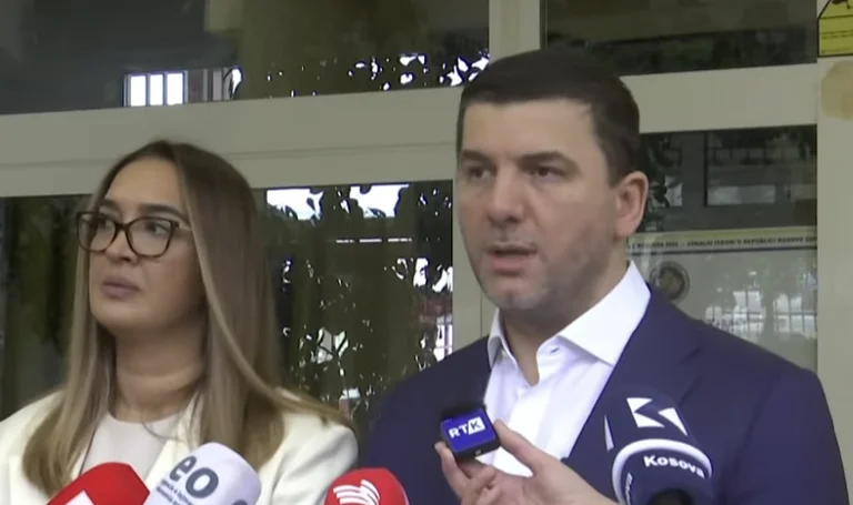 Memli Krasniqi hlasuje: Věřím, že v prosinci budeme hlasovat o parlamentních volbách