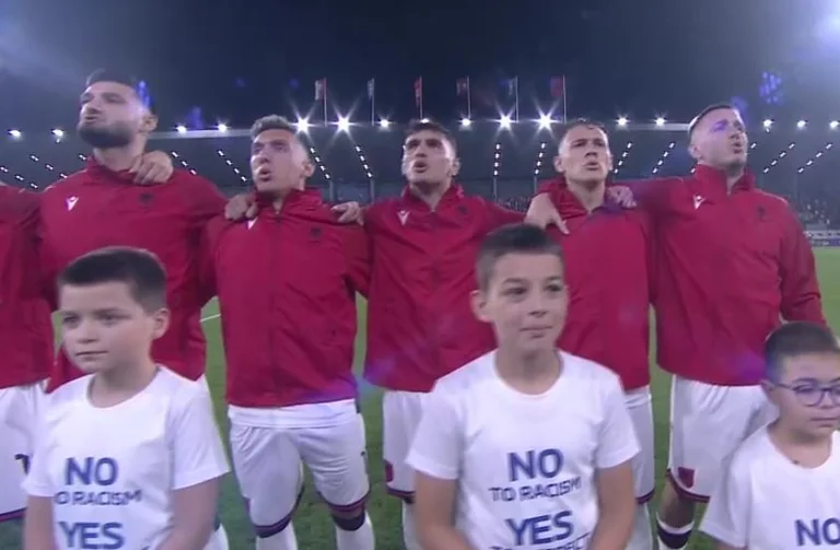 Albanska spelare sjunger nationalsången med hela sin själ, utspridd av serbiska fans