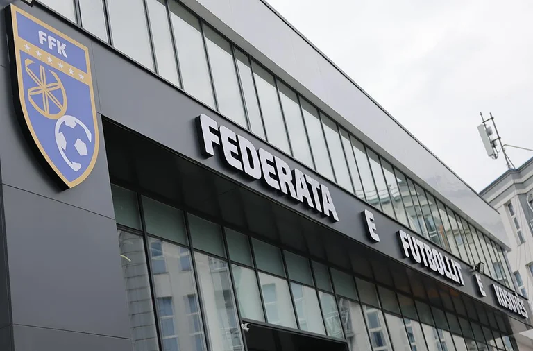 NFFK condamne les appels contre le Kosovo, les bannières provocatrices à la Serbie match Albanie