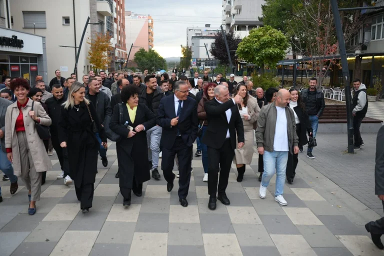 Bedri Hamza visite le quartier général de la branche PDK à Lipjan, Buja: La victoire est à nous