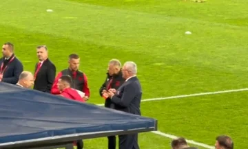 デュークは、試合の開始直前に全国的なサポートを提供し、パンシン赤に降ります