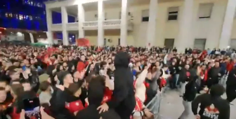 Tirana dresses red, fans light the atmosphere in the square (Video)