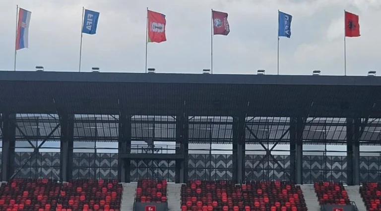 Face à l'Albanie-Serbie, drapeau albanais restauré au stade