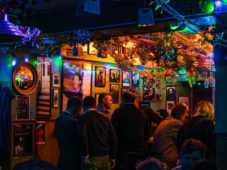 Pour stimuler la croissance économique, les bars, pubs, cafés et restaurants en Grande-Bretagne seront autorisés à travailler le matin