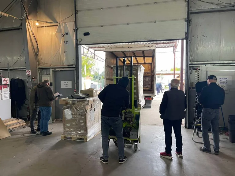 La CCE commence à distribuer du matériel électoral, en envoyant par l'intermédiaire des municipalités plus de 3,6 millions de bulletins de vote