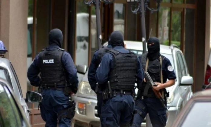 La police trouve des drogues, des armes et des munitions à Prizren, menottes cinq personnes