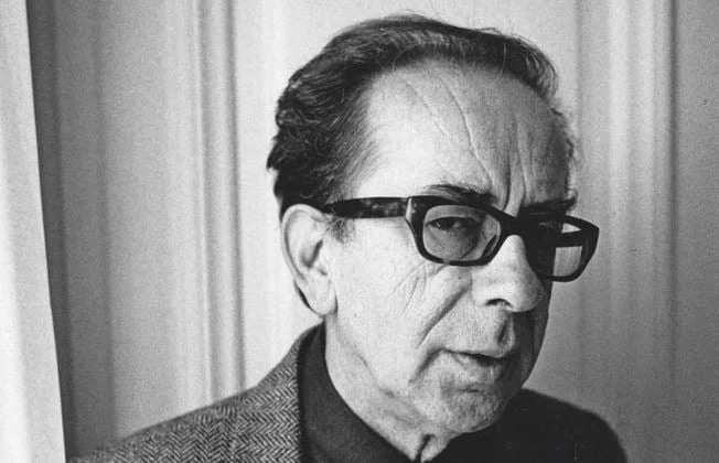 Paris honore Ismail Kadare, place plaque à l'adresse où vivait l'écrivain