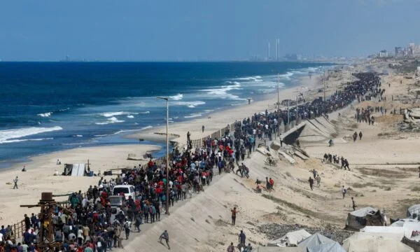Les Palestiniens commencent à rentrer chez eux après l ' entrée en vigueur du cessez-le-feu à Gaza