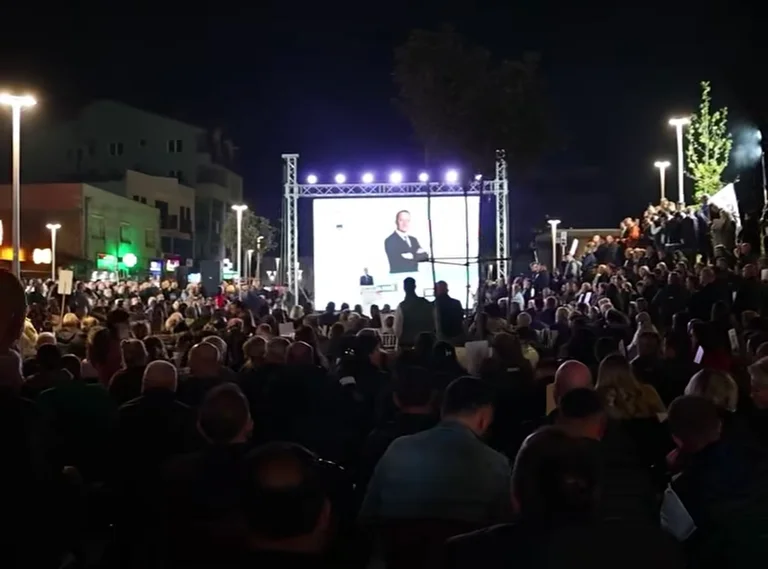 Ferit Idrizi remercie les citoyens de Vushtri après le rallye à “Adem Jashari”: Énorme Soutien