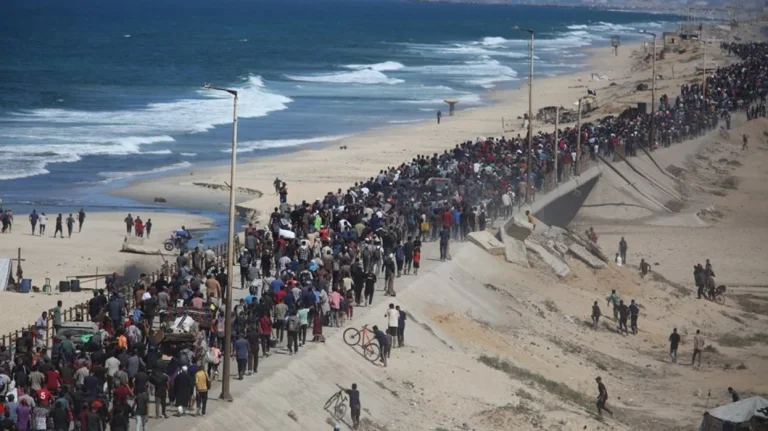 Après le cessez-le-feu, des milliers de Palestiniens retournent dans les zones abandonnées de Gaza