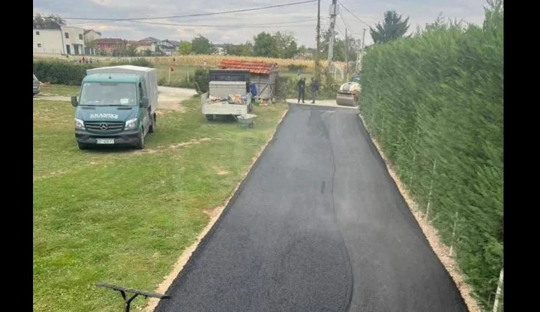 C'est moi. Dans les 2 derniers jours de la campagne, la puissance actuelle a commencé par poser de l'asphalte sur la propriété publique et privée !