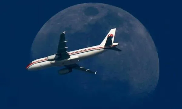 Trump propose d'arrêter les vols des compagnies chinoises au-dessus de l'espace aérien russe sur les routes vers les États-Unis