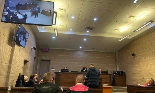 Liridona Ademijs Témoin rapporte Naim Mursel avec l'accusé