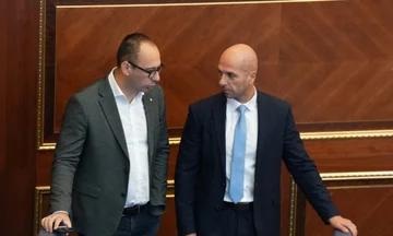 Baša prosi Rašihqija, naj se ponudi: Ti se obnašaš, kakor hočeš, mi kršimo ustavo, namestnik glavarja pripada Srpski.