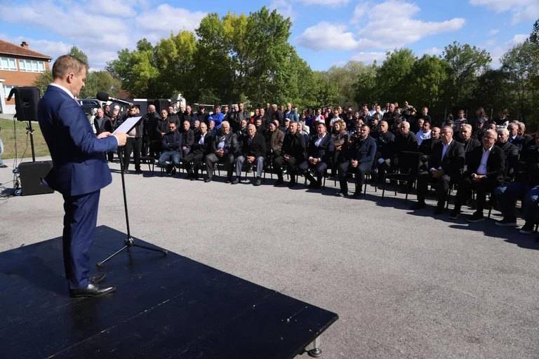 Ferit Idrizi: Aujourd'hui, nous avons installé le Rockhamel pour la construction du Parc Reflexing... le Complexe Mémorial pour les Martyrs du Centre-Ville.
