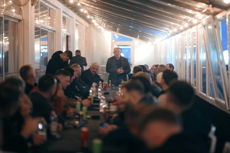 Shukri Buya rencontre les citoyens de Lipjan : l'énergie et la mobilisation sont au maximum