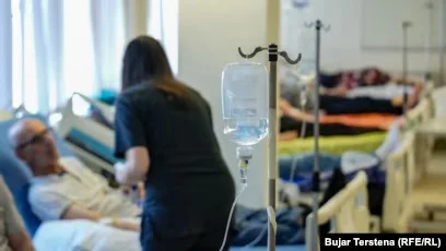 Kurti millions d'euros pour les étudiants en temps de campagne, tandis que les patients attendent dans les hôpitaux sans équipement et le personnel