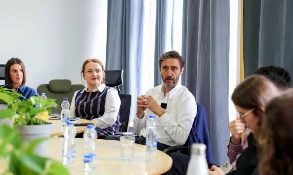 Ismaili Bridge lors d'une réunion de la société civile : Qualité et sécurité pour les écoles avec 200 agents de sécurité répartis