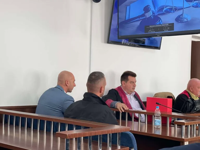 Musulmans et Vukasinovic plaident innocents pour des attaques contre des journalistes à Leposaviq