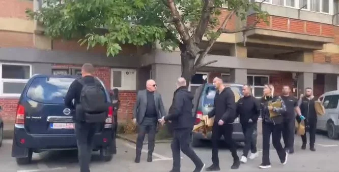 Fin des paris dans l'appartement de Fatmir Sheell, les enquêteurs enregistrent de grands nombres