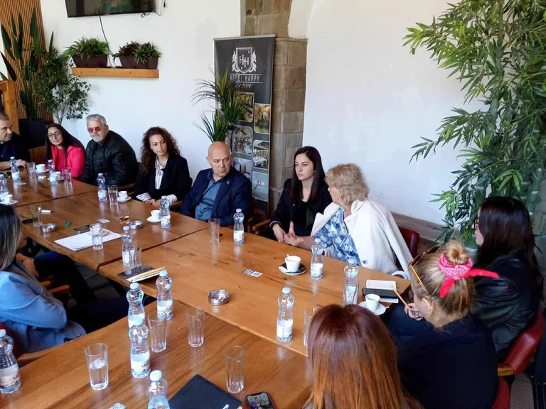 Ardian Gjini rencontre la société civile: Ce n'est qu'ensemble que nous pouvons faire avancer Gjakova