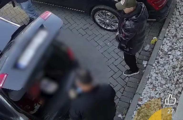 Nouvelle vue: Au moment de l'arrestation de Fatmir Sheholli, les enquêteurs ont fouillé la voiture devant lui.