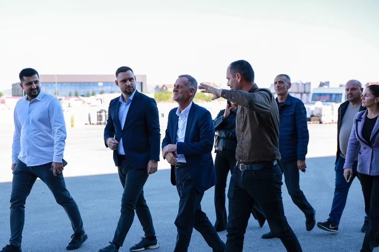 Osman fidèles visite le centre industriel de Upper Miradi