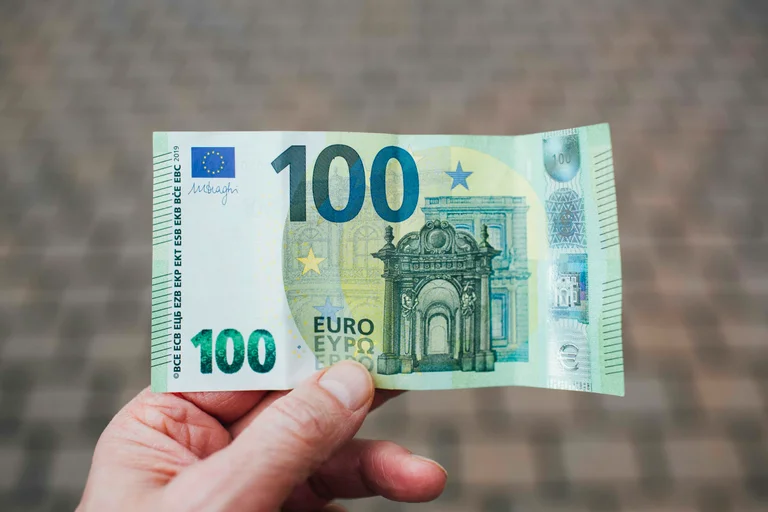 Trois jours avant les élections, la candidature de 100 euros d'étudiants ouvre, impasses E-Kosovo