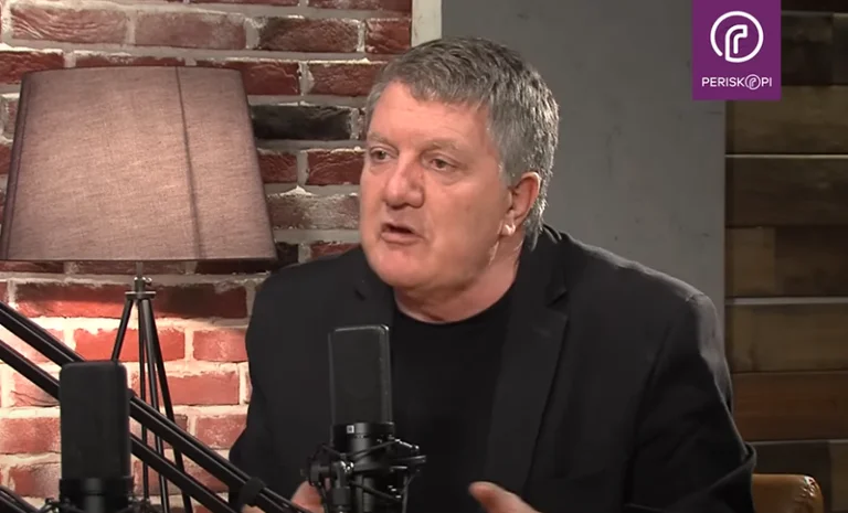 Je n'ai pas rejoint la police. Je buvais du café avec Fatmir quand il a été arrêté.