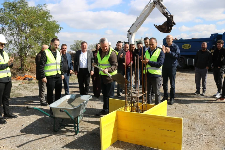 Terrains préparés pour la construction d'un nouveau quartier familial lié à la guerre à Lipjan