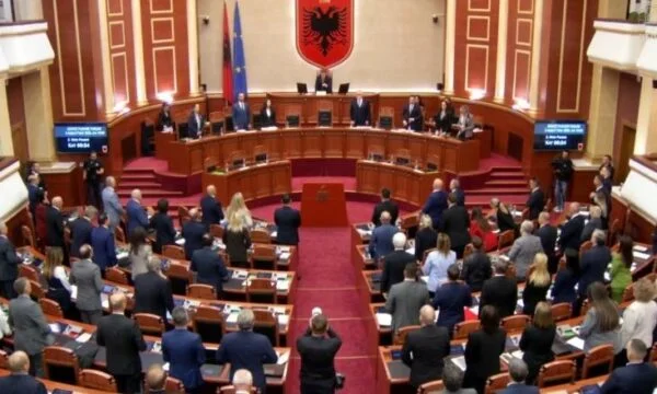 Meurtre du juge Kalaya, Parlement albanais
