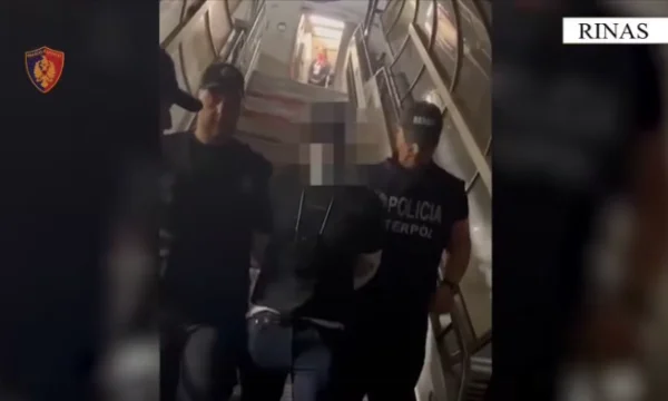 extradé par Dubaï, le moment où Klevio arrive en Egypte en chaînes