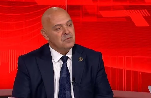 Ginny: Je serai probablement de nouveau maire, les sondages sont plutôt bons.