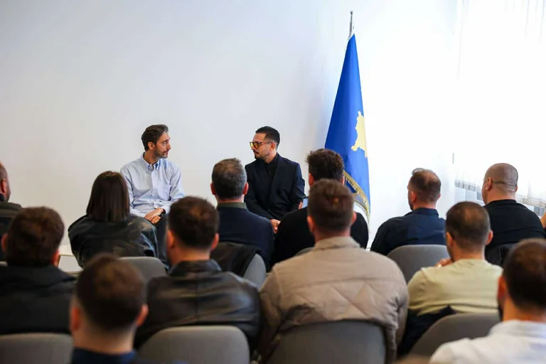 Ismaili Bridge rencontre des gastronomes : une partie de Pristina image et règle fonctionnelle