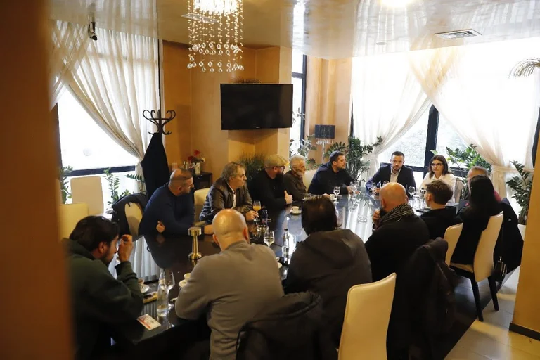 Arrian Tahiri rencontre des artistes de Mitrovica : une vie culturelle riche dans toute la ville