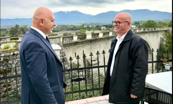 Smajl Latifi d'Ardian Gjini se rencontrent au pont de l'église: Là, Gjakova de Rahovez s'unit davantage