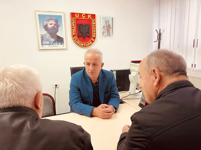 Bali Muharremaj rend visite aux associations de guerre : poursuivre la contribution institutionnelle à la guerre de l'UCK