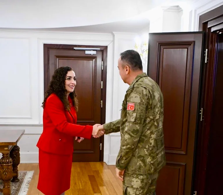 Osmani à la rencontre du nouveau commandant de la KFOR parle des menaces venant de Serbie