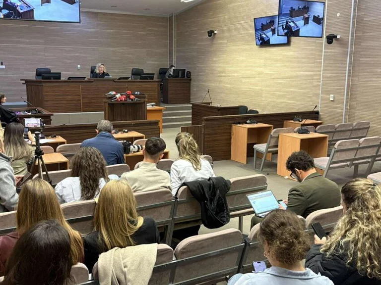Mujka Muzliukaj manque de séance initiale d'abus de service