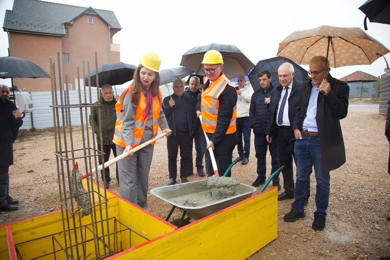 Agim Aliu annonce le lancement de la construction d'un jardin pour enfants dans le village de Dardan