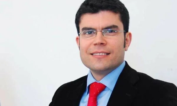 Ermal Hasimja renonce à courir pour l'hôtel de ville de Tirana: Je souhaite Florian Binaj un succès